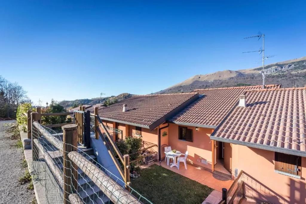 Casa Vacanze Rosalba Ferrara di Monte Baldo Exterior foto